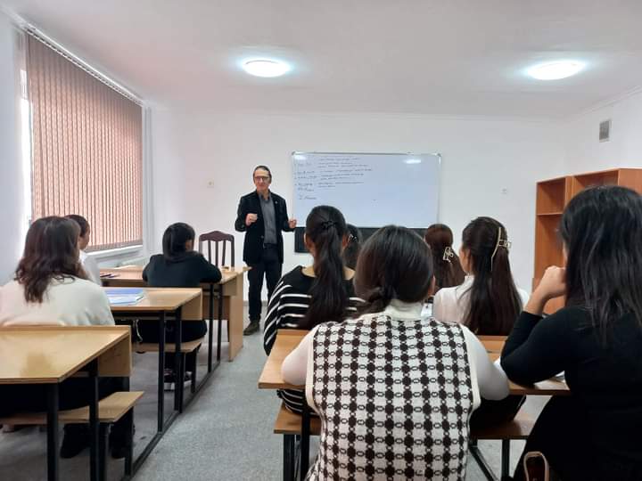 Профессор из Турции провел лекцию для слушателей