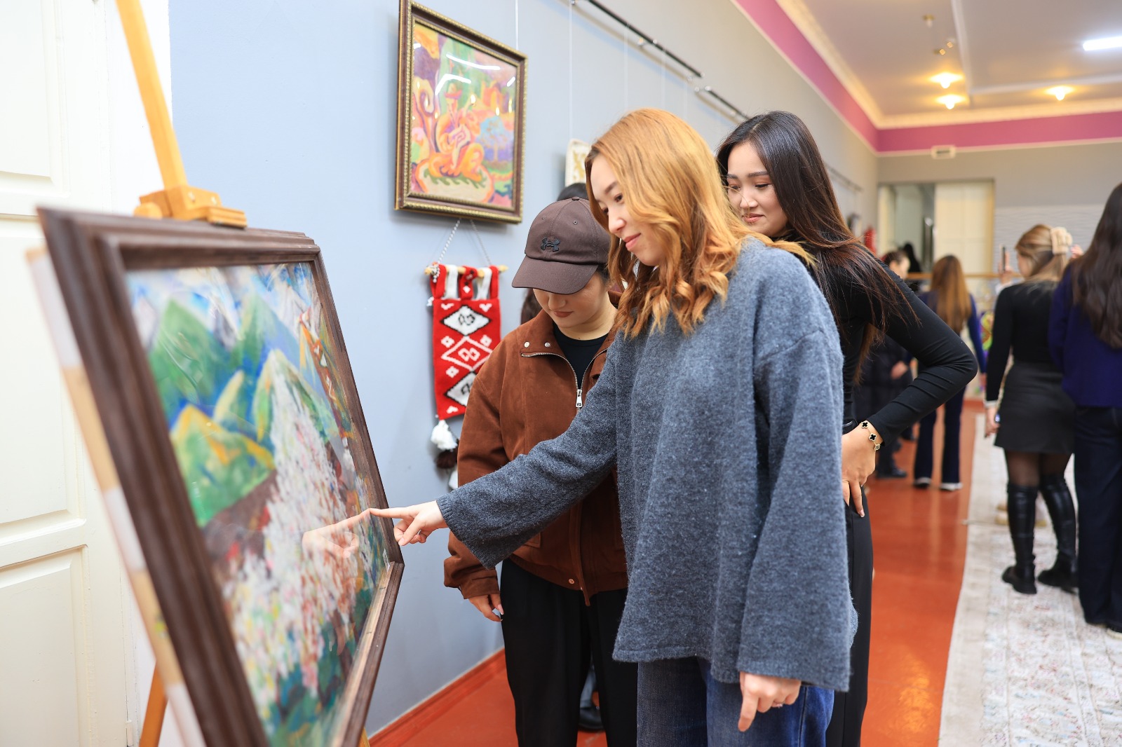 Студенттердің ең үздік туындылары &quot;Өрнек өрмегі&quot; көрмесінде ұсынылды