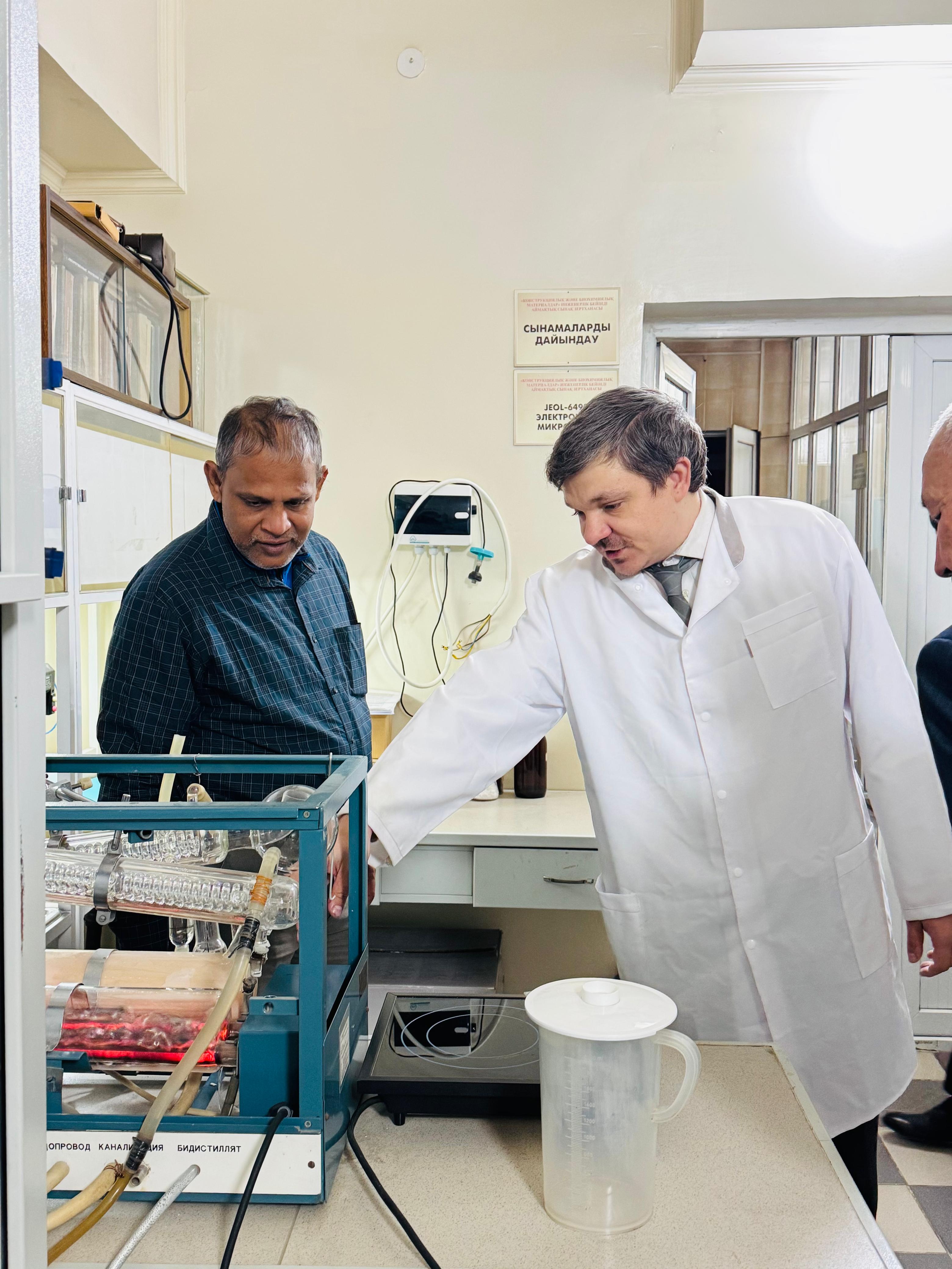 Университетке баламалы энергия көздері саласындағы жетекші ғалымдар жұмыс сапарымен келді