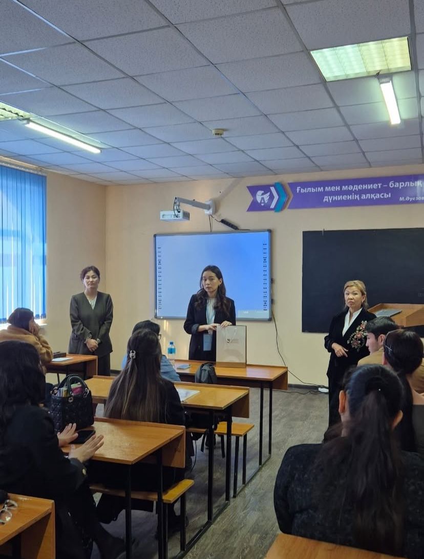 Встреча с участием старшего менеджера по академическим и студенческим опросам Высшей школы образования Назарбаев Университета Айнагуль Нуржановны и инструктора Аниты Джаячандран