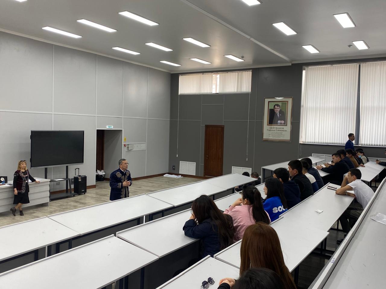 Бітіруші курс студенттерімен өткізілген семинар-тренинг