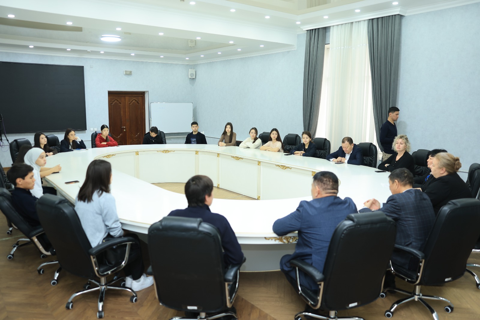 «Қазақстандағы Конституциялық референдум: саяси реформалардың жаңа кезеңі» тақырыбында дөңгелек үстел өтті 