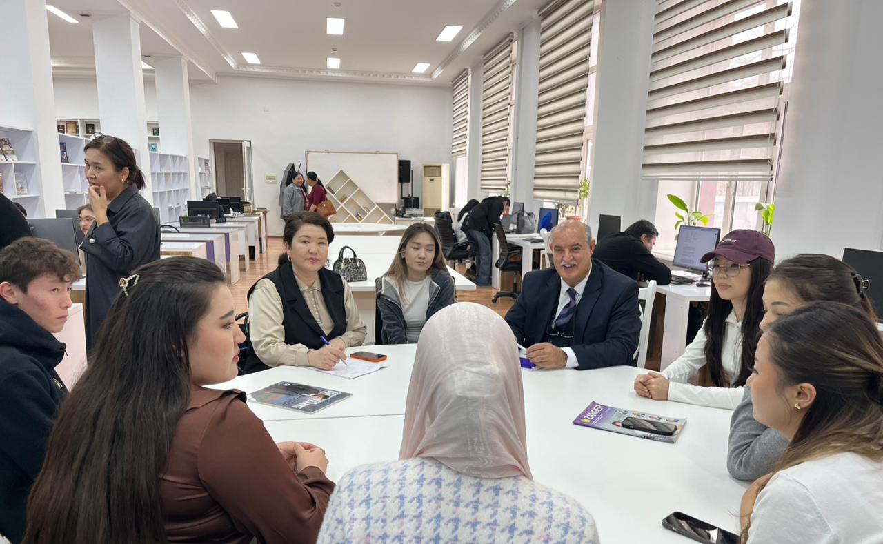 Ардахан университетінің профессоры студенттерге дәріс оқуда