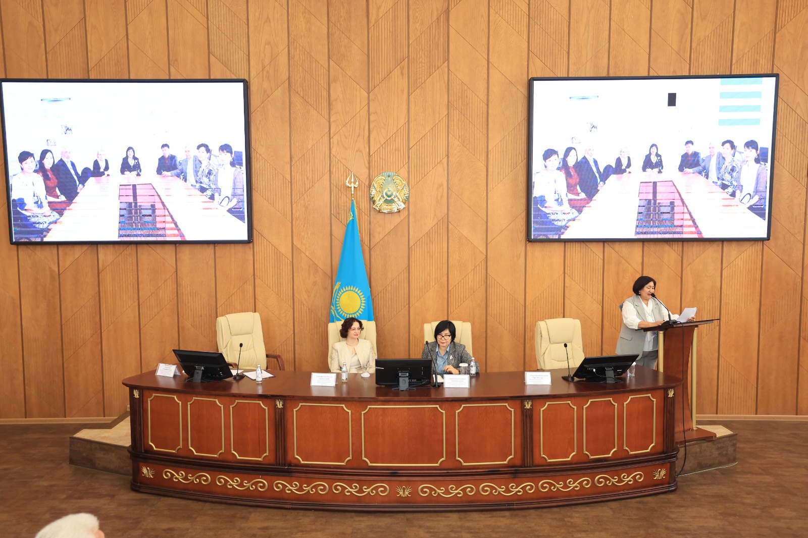 «Жасанды интеллектінің көптілділікті дамытудағы үлесі»: Әуезов университетінде қос мерейтой аясында халықаралық форум өтті