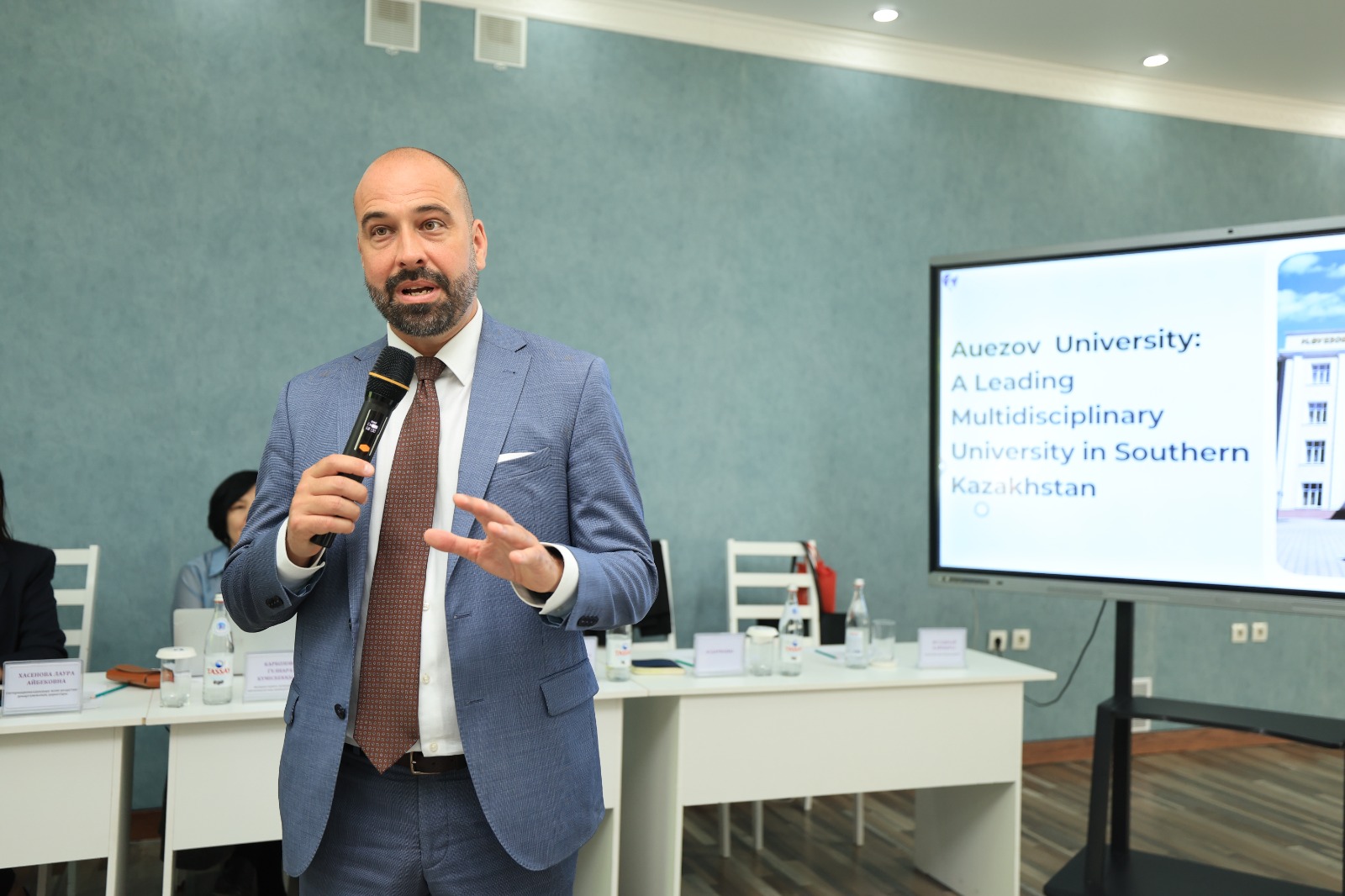 Қазақстандағы Канаданың Төтенше және Өкілетті Елшісінің М. Әуезов атындағы Оңтүстік Қазақстан университетіне сапары