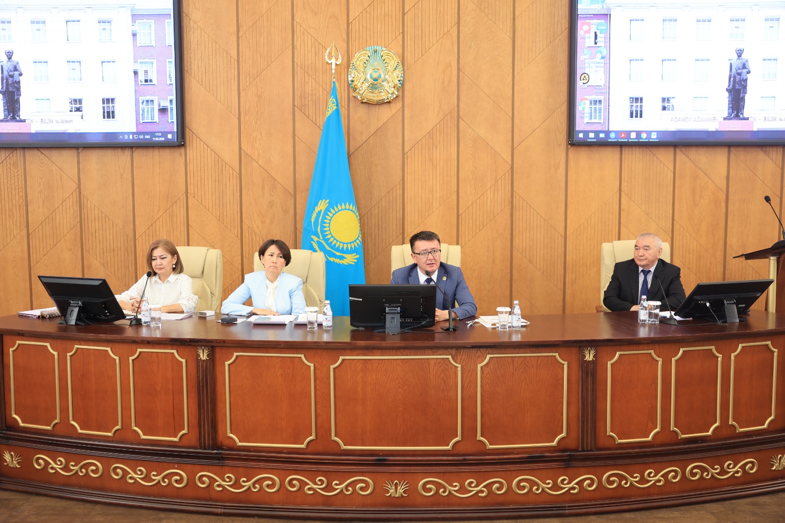 Әуезов университетінің ұжымы Дархан Жұмақанұлын құрметпен шығарып салды