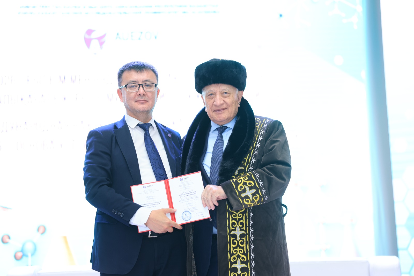 Ученым присвоено звание «Почетный профессор ЮКУ имени М. Ауэзова»