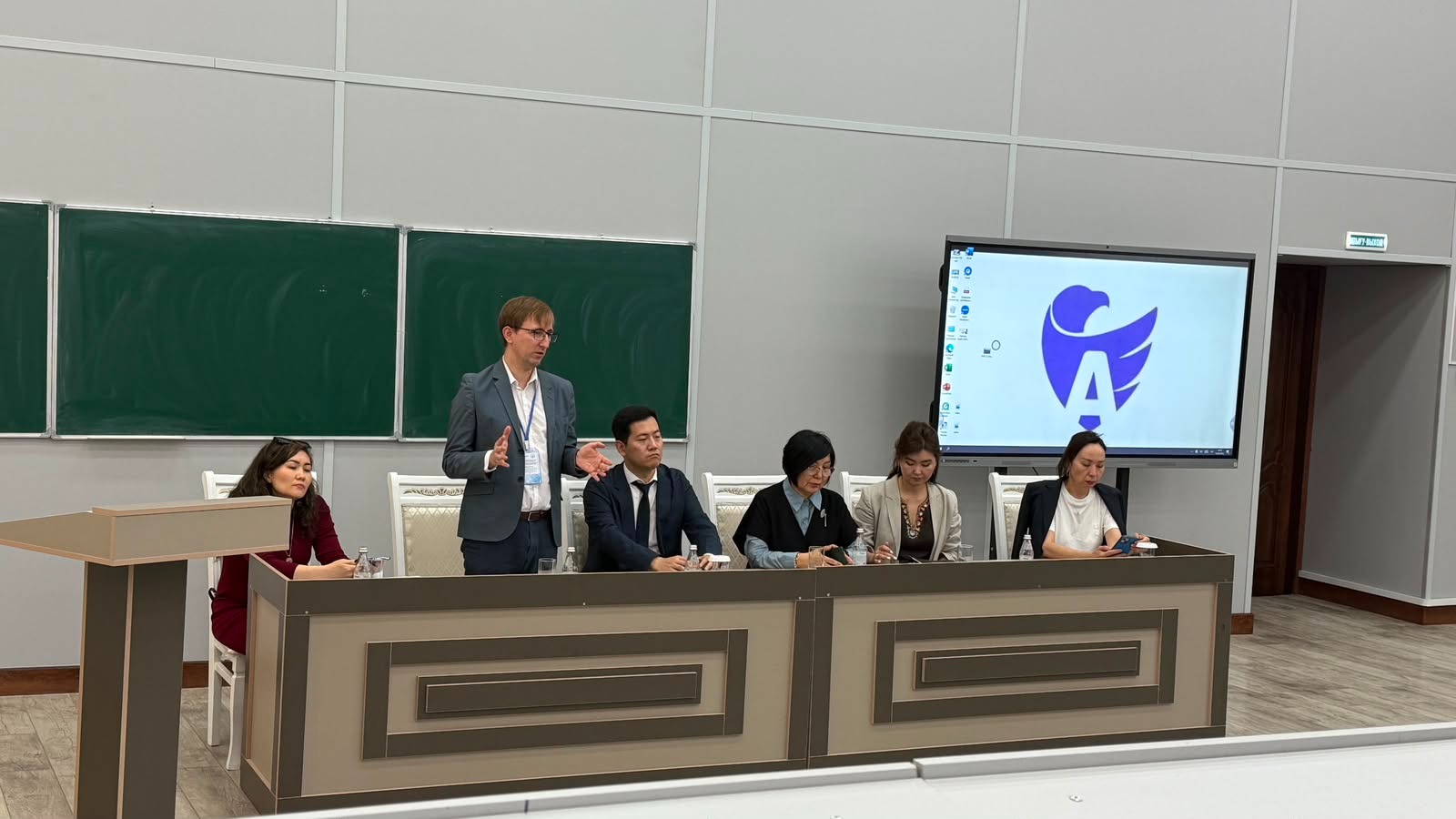 Doctoral students exchanged experience with foreign scientists