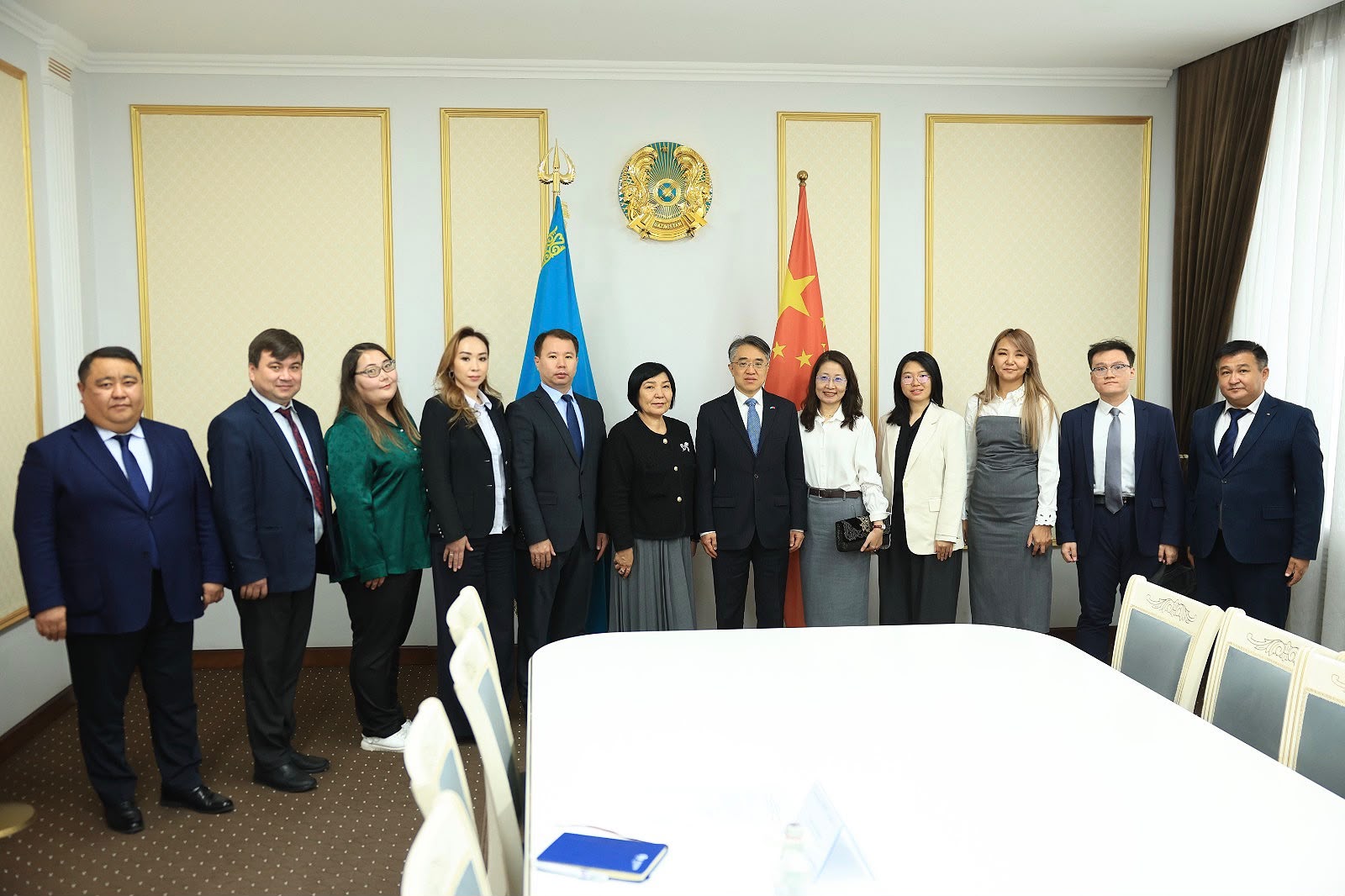 ҚХР Бас консулының Auezov University-ге сапары: Басты назарда – білім беру, ғылым және кадр даярлау мәселелері 