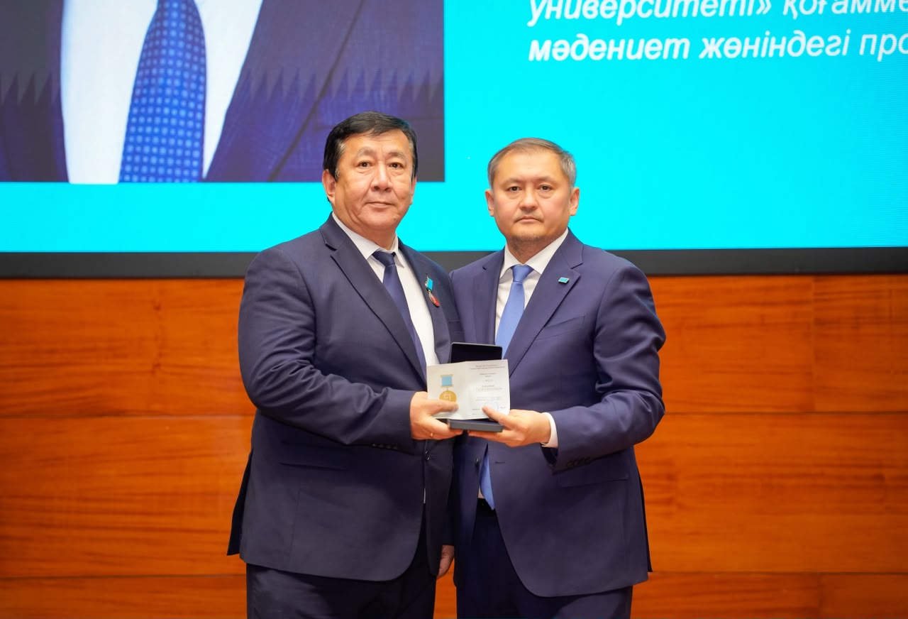 Әуезов университетінің проректоры Садыбек Бейсенбаев «Қаныш Сәтбаев» медалімен марапатталды