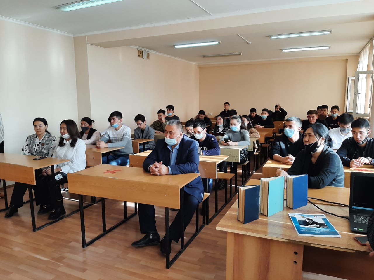 &quot;Өзбекәлі Жәнібековтың 90жылдық мерейтойына орай өткізілген &quot;Өрісі биік өнегелі тұлға&quot; атты ашық сабақ