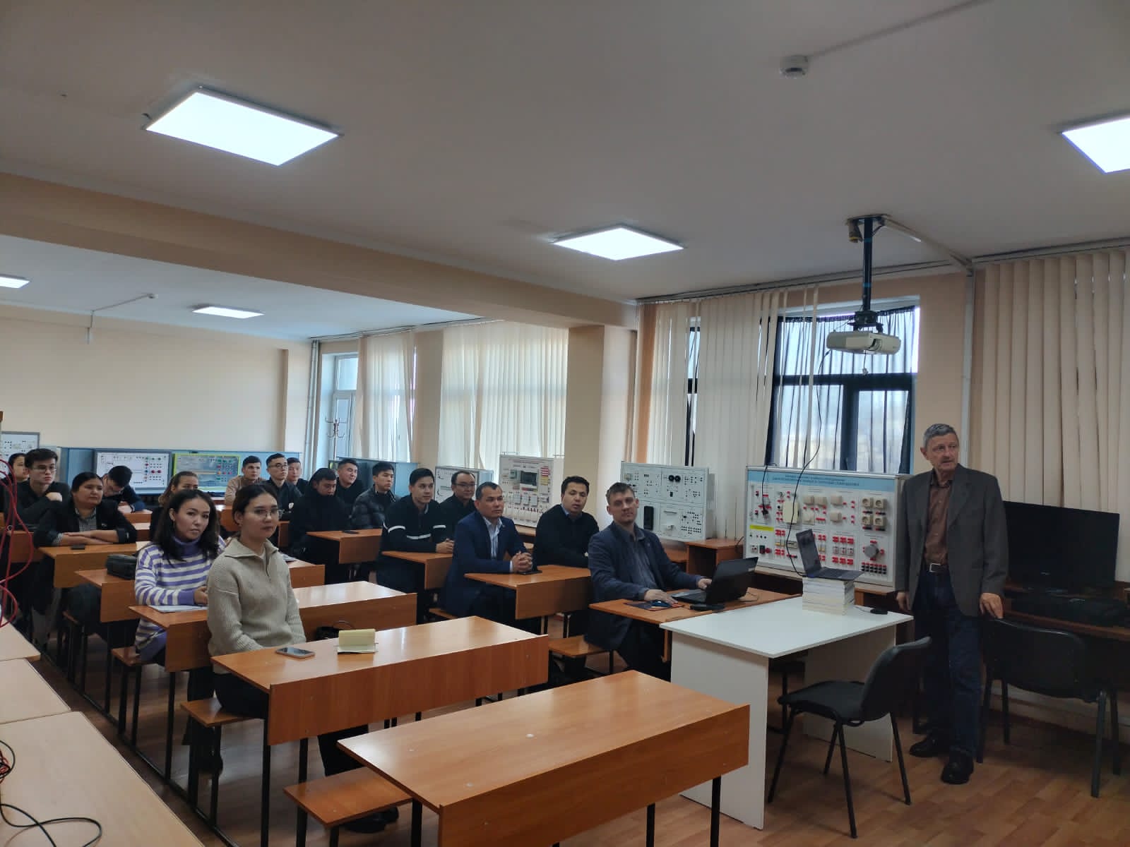 Проведение семинара ведущим зарубежным профессором Караивановым Д.П. молодым ученым ВШ „ИТ и Э” ЮКУ им.М.Ауэзова