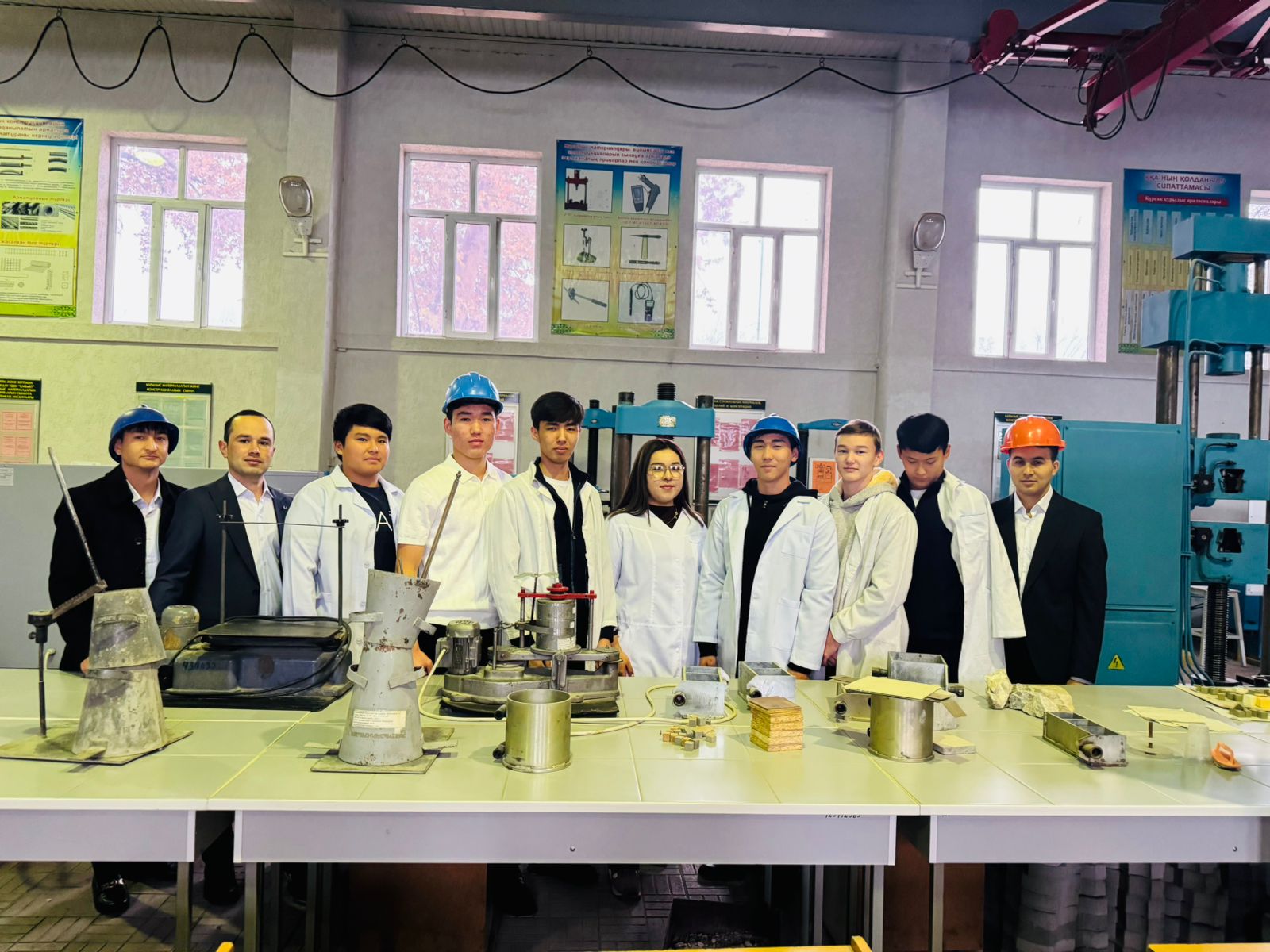 02.12.2025 жылы «ТМ үшін жоғары математика және физика» кафедрасының магистр, оқытушысы Н.Н. Ташбалтаева тәлімгерлік топпен «Жасыл экономиканың негізгі қағидасы – қалдықтарды азайту және қайта өңдеу» тақырыбында ашық тәрбие сағатын өткізді.