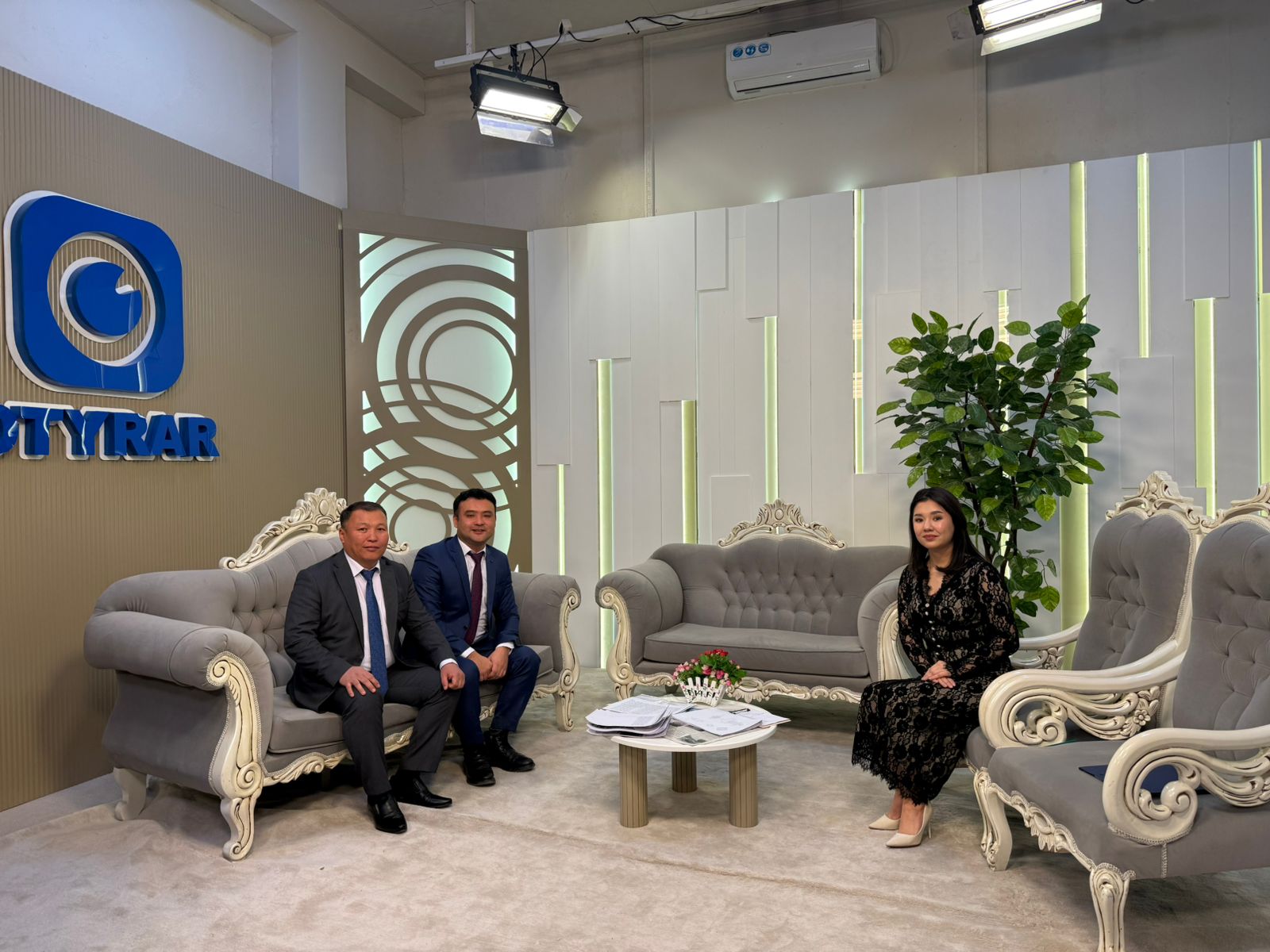 Факультет деканы мен жас ғалымы Отырар теларнасына қонаққа барды.