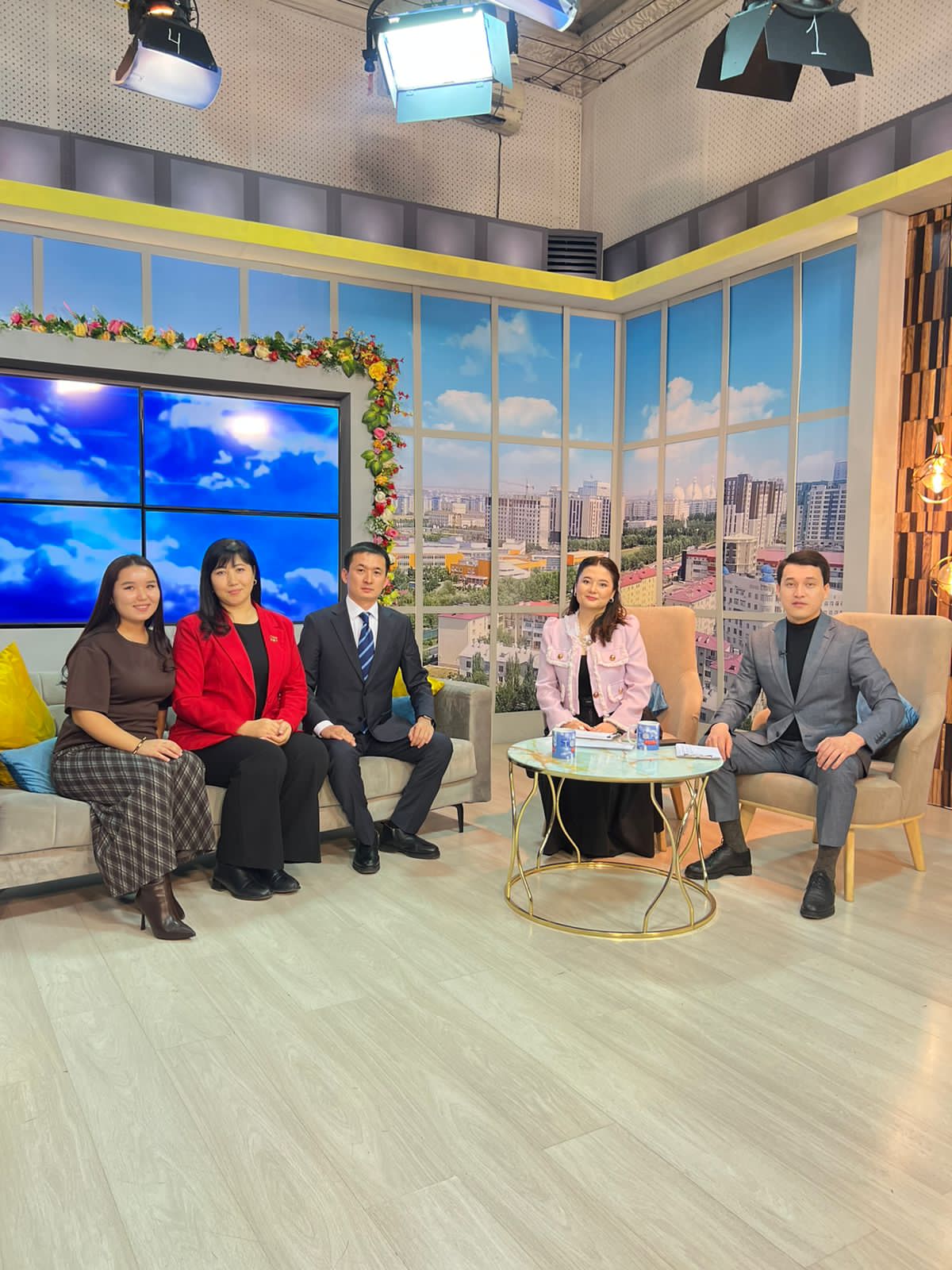 Факультет жас ізденушілері «Оңтүстік» телеарнасының «Таң нұры» бағдарласамында қонақта болды