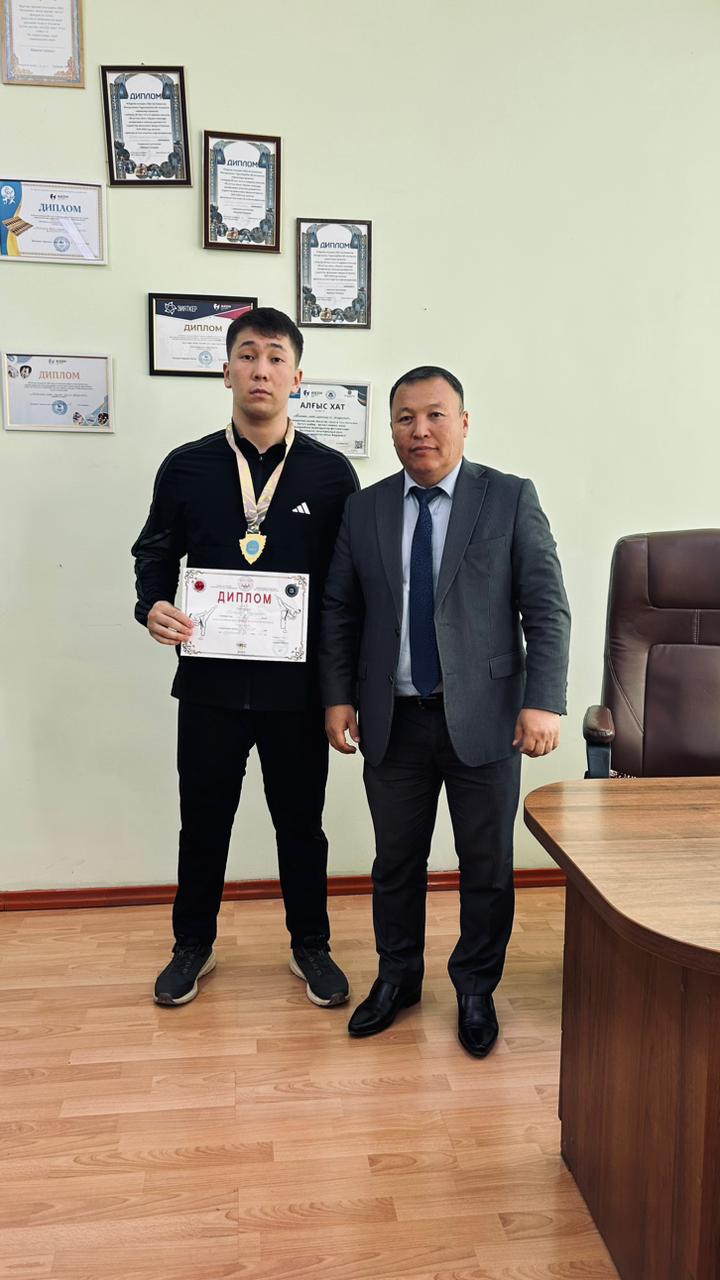 Студентіміз жеңіс тұғырында