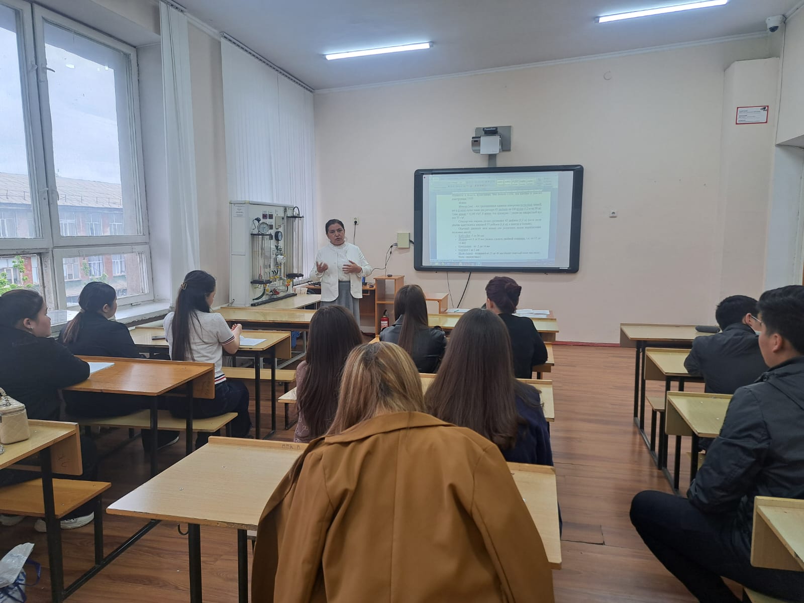 Шетелдік ғалымдар дәріс өтуде