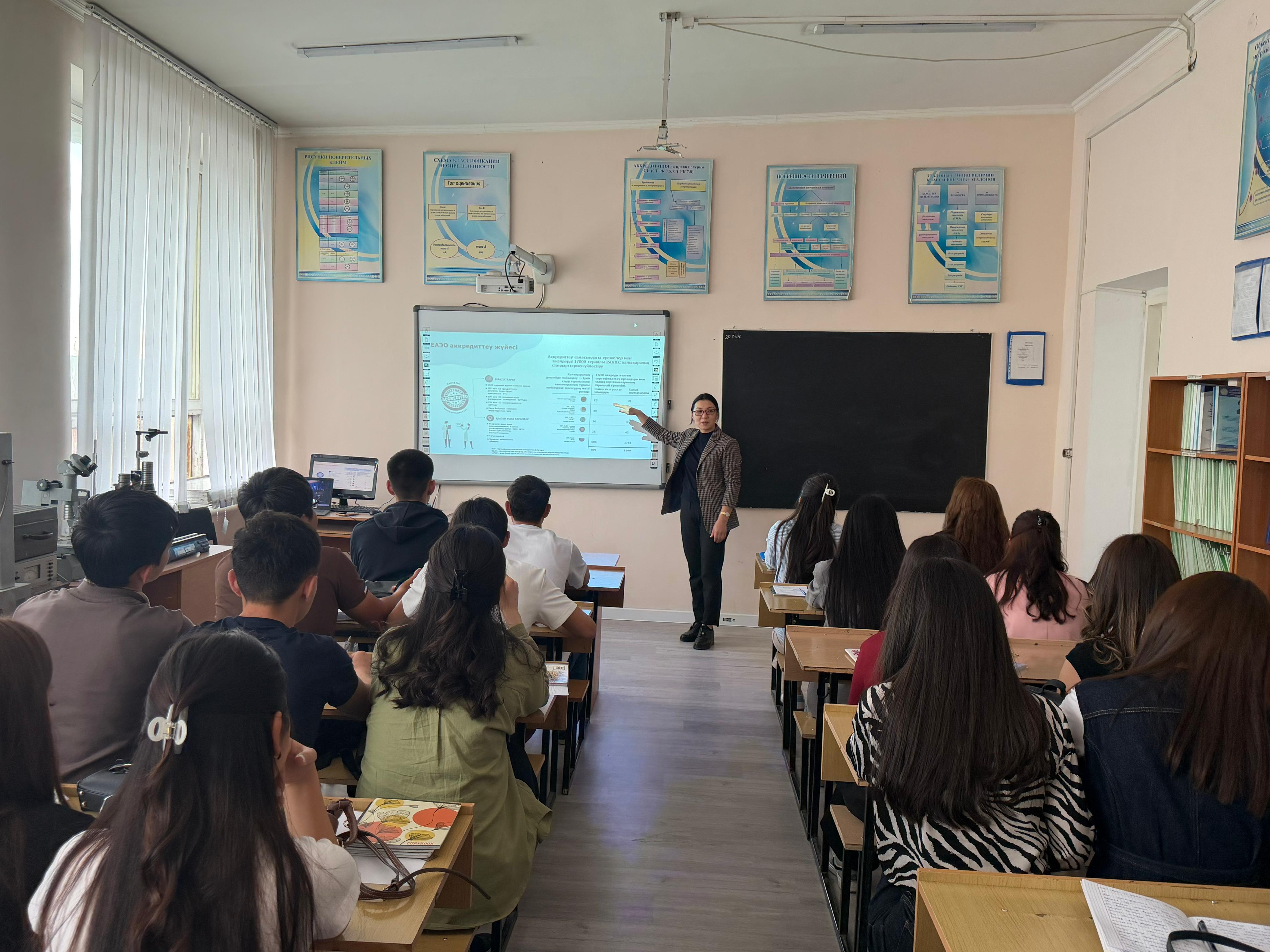  Ішкі академиялық оралымдылық бағдарламасы аясында дәріс оқиды